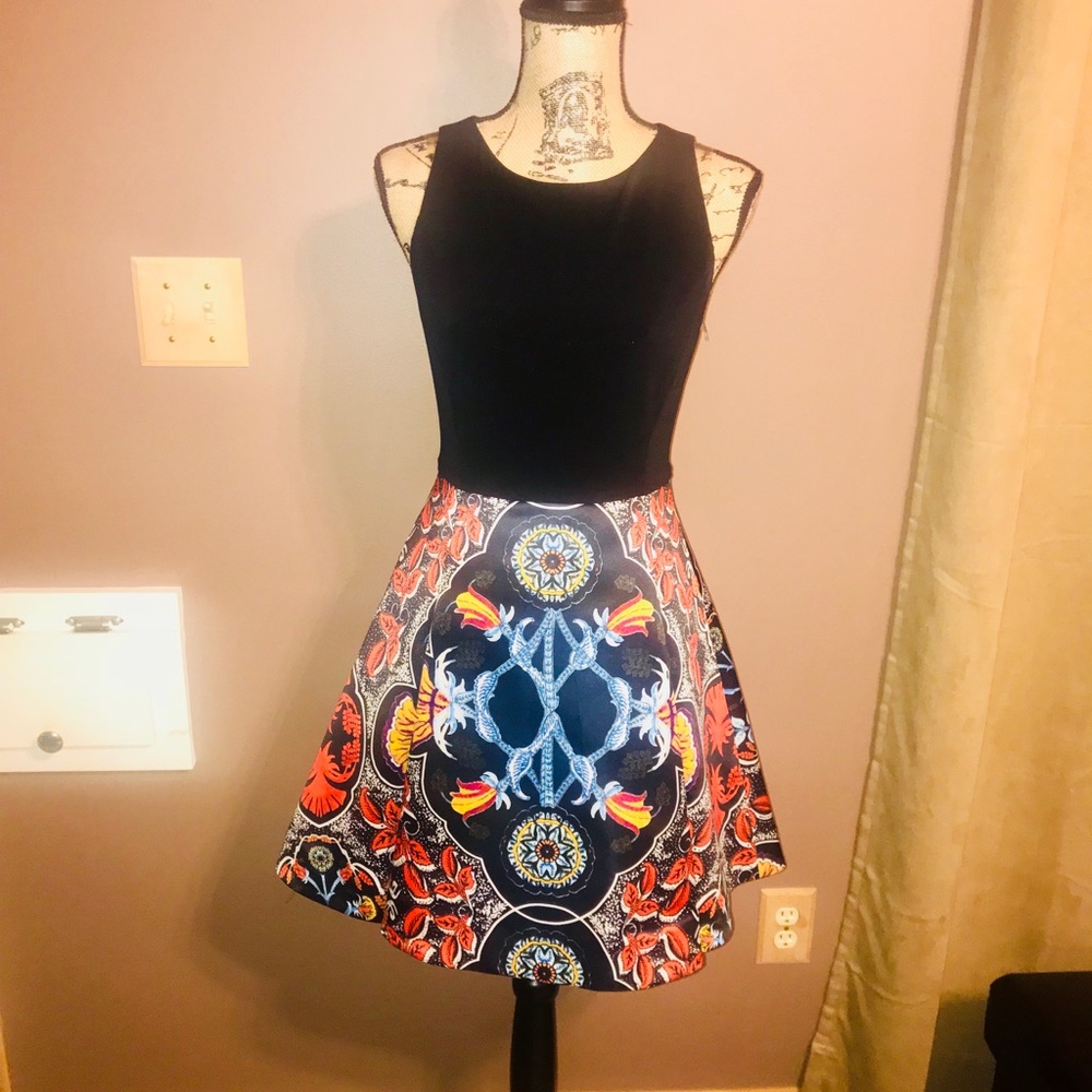 🖤Alice+Olivia Kourtney Box Pleat Dress in Baroque - Picture 2 of 9